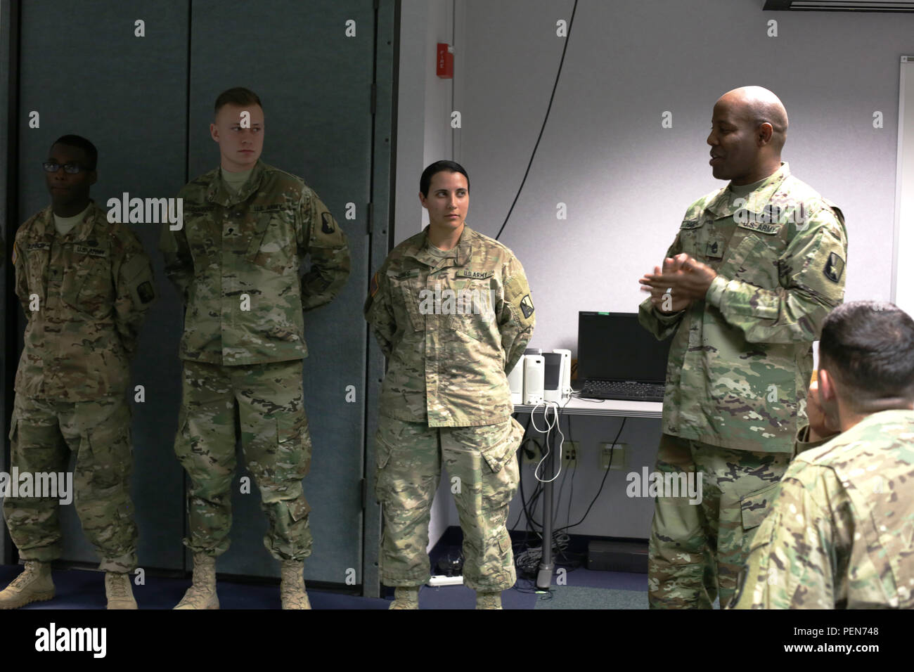 Stati Uniti Army Sgt. 1. Classe David Hardy, assegnato alla 55Signal Company (lotta contro la telecamera), parla per il team di distribuzione durante la cerimonia di congedo a Fort George G. Meade, Md., Dicembre 3, 2015. La famiglia e gli amici dei soldati dare loro grazie e saluti per il team di distribuzione. (U.S. Esercito foto di Spc. Parigi Maxy/rilasciato) Foto Stock