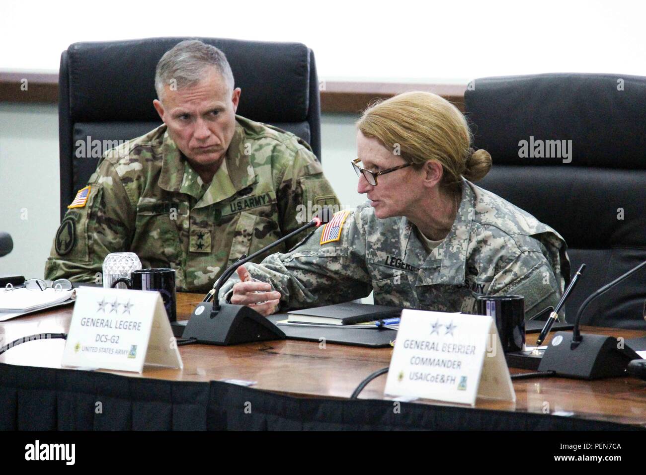 Stati Uniti Esercito Lt. Gen. Maria A. Legere, vice capo del personale di intelligence e il Mag. Gen. Robert P. Ashley, assistente speciale al direttore del personale dell'esercito, frequentato l'intelligenza i dirigenti senior Conference (ISLC) a Fort Huachuca, Ariz., Dicembre 9, 2015. Gli alti funzionari di intelligence militare Corps incentrato sulla formazione, in particolare l'esperienza collettiva per aggiornare l'esercito Intelligence strategia di formazione (AITS). (U.S. Foto dell'esercito da Staff Sgt. Abner Alvarado/rilasciato) Foto Stock