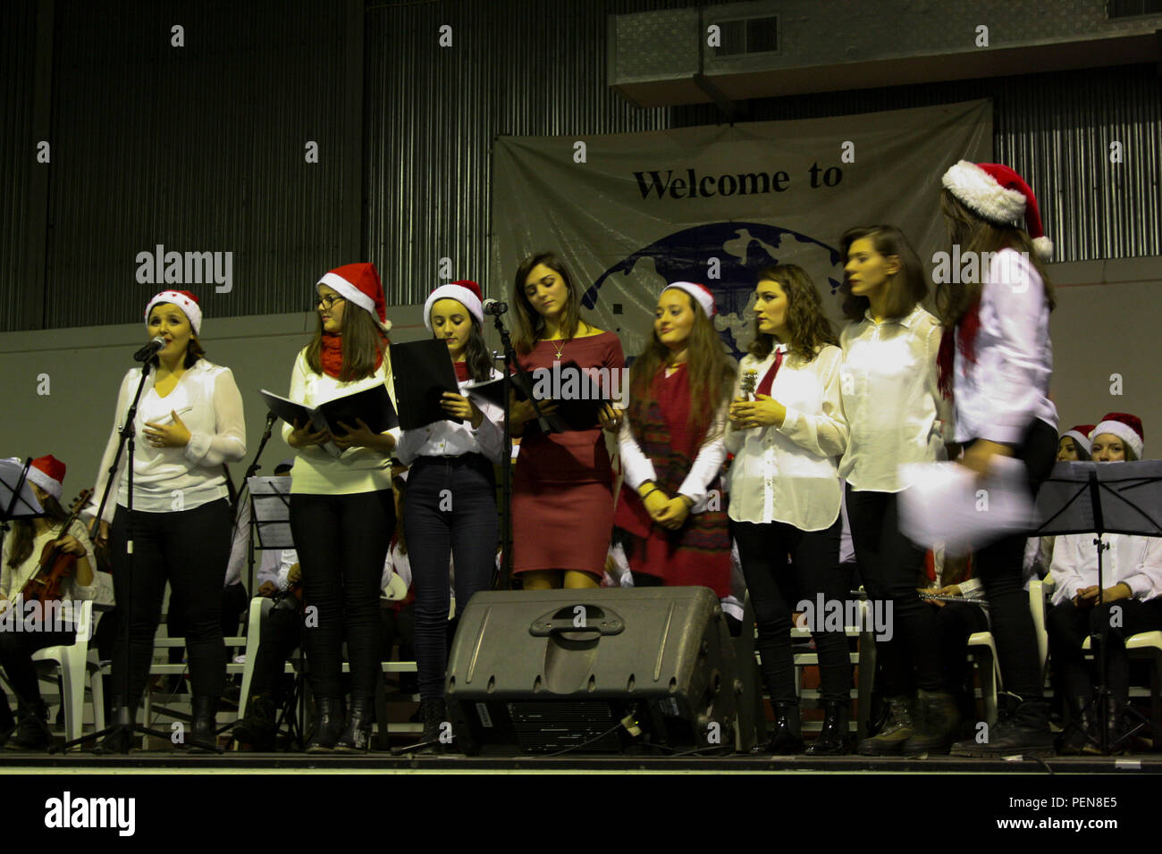 Un ottetto di donne cantanti dal Ferizaj coro dei bambini esegue a Christmas Carol dic. 22, 2015, a Camp Bondsteel in Kosovo. Il gruppo ha intrattenuto il camp di soldati e personale con musica di Natale e gli scenari per gli ultimi quindici anni. (U.S. Foto dell'esercito da Lt. Col. Gilbert Buentello, multinazionale battaglia Group-East) Foto Stock