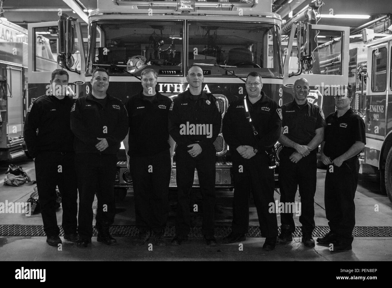 Il personale Sgt. Russell Vidler, 98Training Division (IET) praticare il sergente dell'anno, in posa per una foto con il suo compagno di vigili del fuoco da Ithaca dei Vigili del fuoco presso la stazione centrale di Ithaca, N.Y., Dic 18, 2015. Vidler ha lavorato per la città di Ithaca come un vigile del fuoco per due anni e si raddoppia come un trapano sergente con l'esercito di riserva. (U.S. Esercito foto di Sgt. 1. Classe Brian Hamilton) Foto Stock