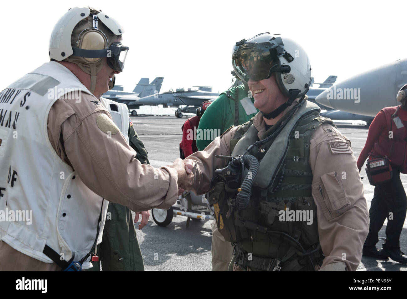 151225-N-IG466-286 Golfo di Oman (dec. n. 25, 2015) Capt. Federico 'fortunato' Luchtman, comandante Carrier aria Wing (CVW) 7, destra, si congratula con il cap. Keith Kimberly, Carrier Strike gruppo (CSG) 8 capo del personale, dopo aver completato il suo millesimo arrestato lo sbarco durante il volo di un F/A-18C Hornet, assegnato al "Rampagers" di Strike Fighter Squadron (VFA) 83, sul ponte di volo della portaerei USS Harry Truman (CVN 75). Harry Truman Carrier Strike gruppo viene distribuito come supporto del le operazioni di sicurezza marittima e di teatro la cooperazione in materia di sicurezza gli sforzi negli Stati Uniti Quinta Flotta area di responsibilit Foto Stock