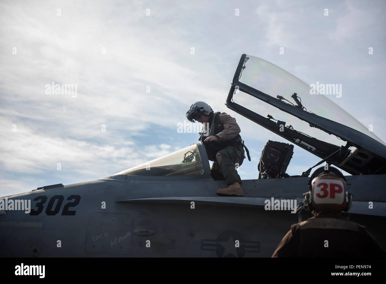 151225-N-MQ094-212 Golfo di Oman (dec. n. 25, 2015) Capt. Federico 'fortunato' Luchtman, comandante Carrier aria Wing 7, esce un F/A-18C Hornet, assegnato al "Rampagers" di Strike Fighter Squadron (VFA) 83, dopo aver completato il suo millesimo arrestato atterraggio sul ponte di volo della portaerei USS Harry Truman (CVN 75). Harry Truman Carrier Strike gruppo viene distribuito come supporto del le operazioni di sicurezza marittima e di teatro la cooperazione in materia di sicurezza gli sforzi negli Stati Uniti Quinta Flotta area di responsabilità. (U.S. Foto di Marina di Massa Specialista comunicazione di 2A CLASSE E. T. Miller/rilasciato) Foto Stock