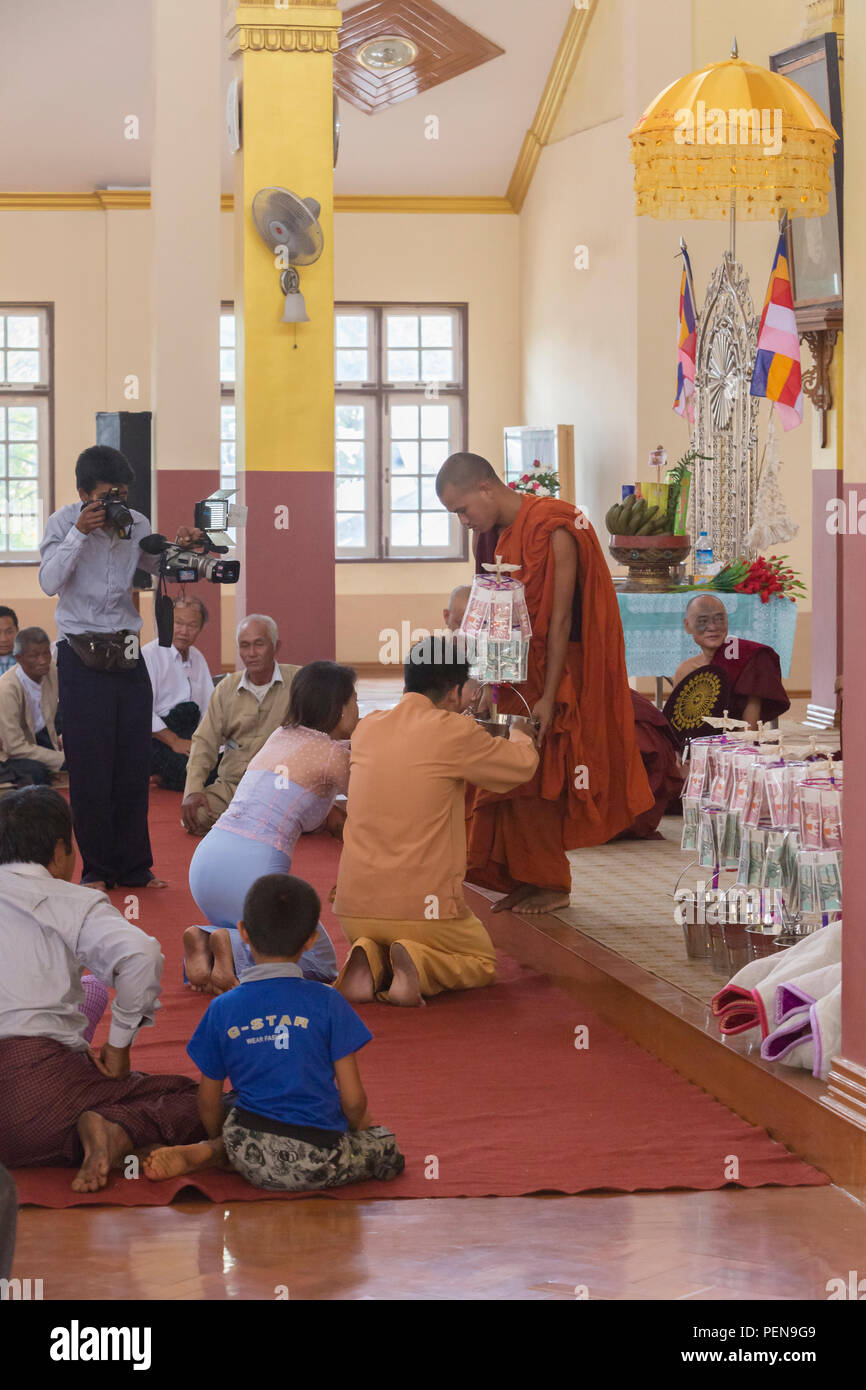 Ordinazione buddista a un tempio vicino Lago Inle, Myanmar Foto Stock