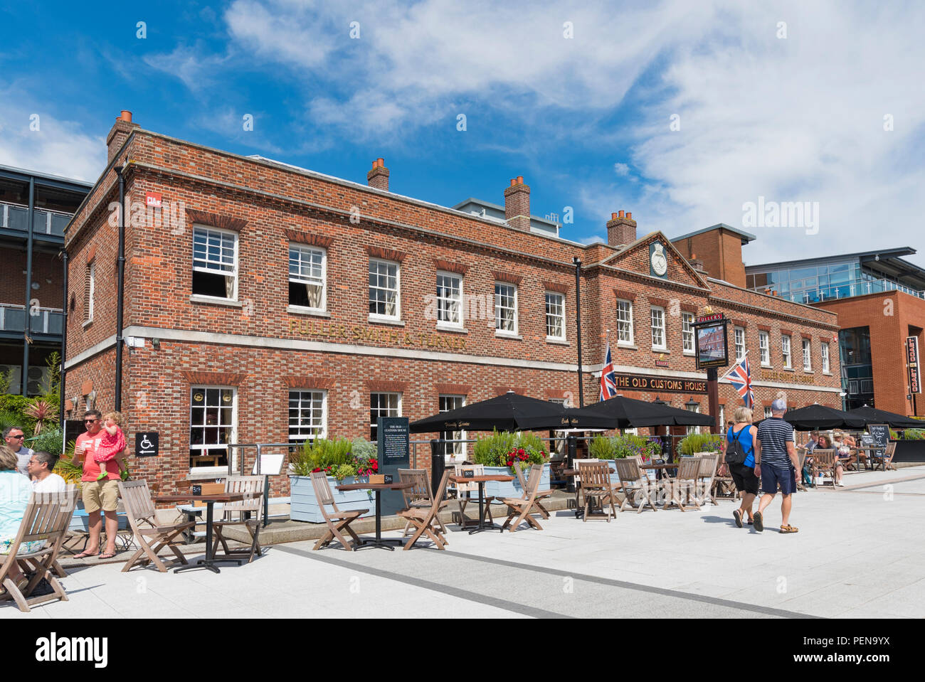 La vecchia casa doganale pub di Gunwharf Guays, Portsmouth, Hampshire, Inghilterra, Regno Unito. Gualchiere Smith e Turner public house. Foto Stock