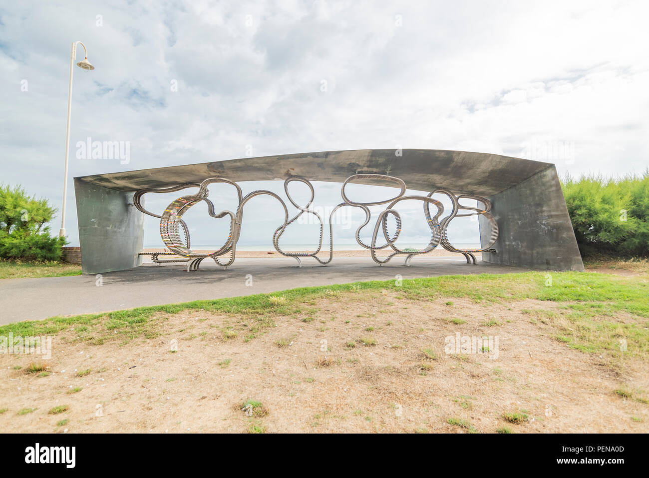 La panchina più lunga di East Beach, Littlehampton, West Sussex, è una suggestiva installazione di posti a sedere pubblici progettata dallo studio di architettura Studio Weave Foto Stock