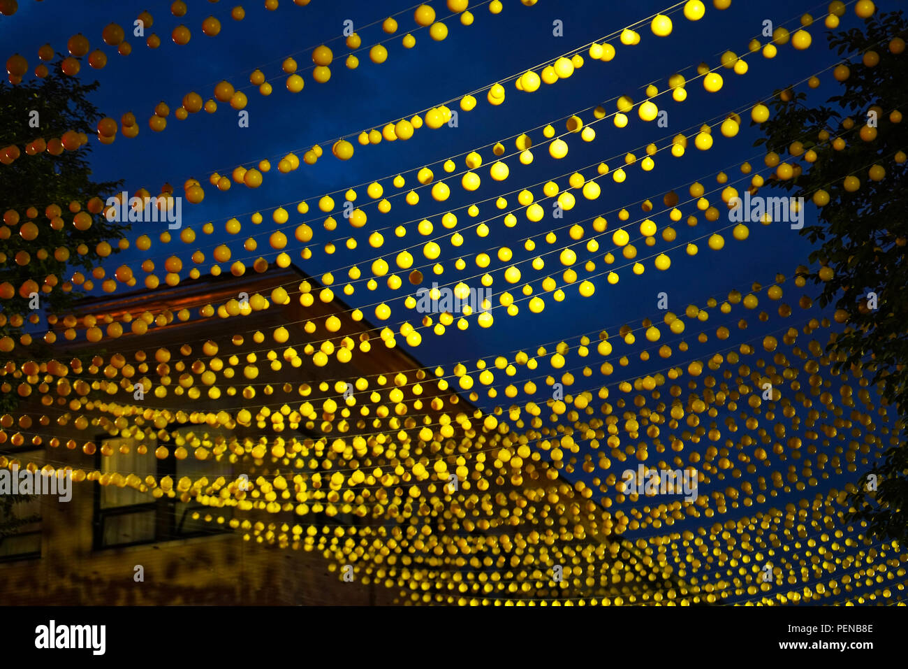 Montreal, Canada, 15 agosto 2018.Decorazioni di overhead a Montreal il villaggio gay.Credit:Mario Beauregard/Alamy Live News Foto Stock