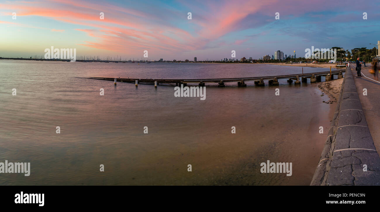 Melbourne visto da St Kilda al tramonto in estate Foto Stock