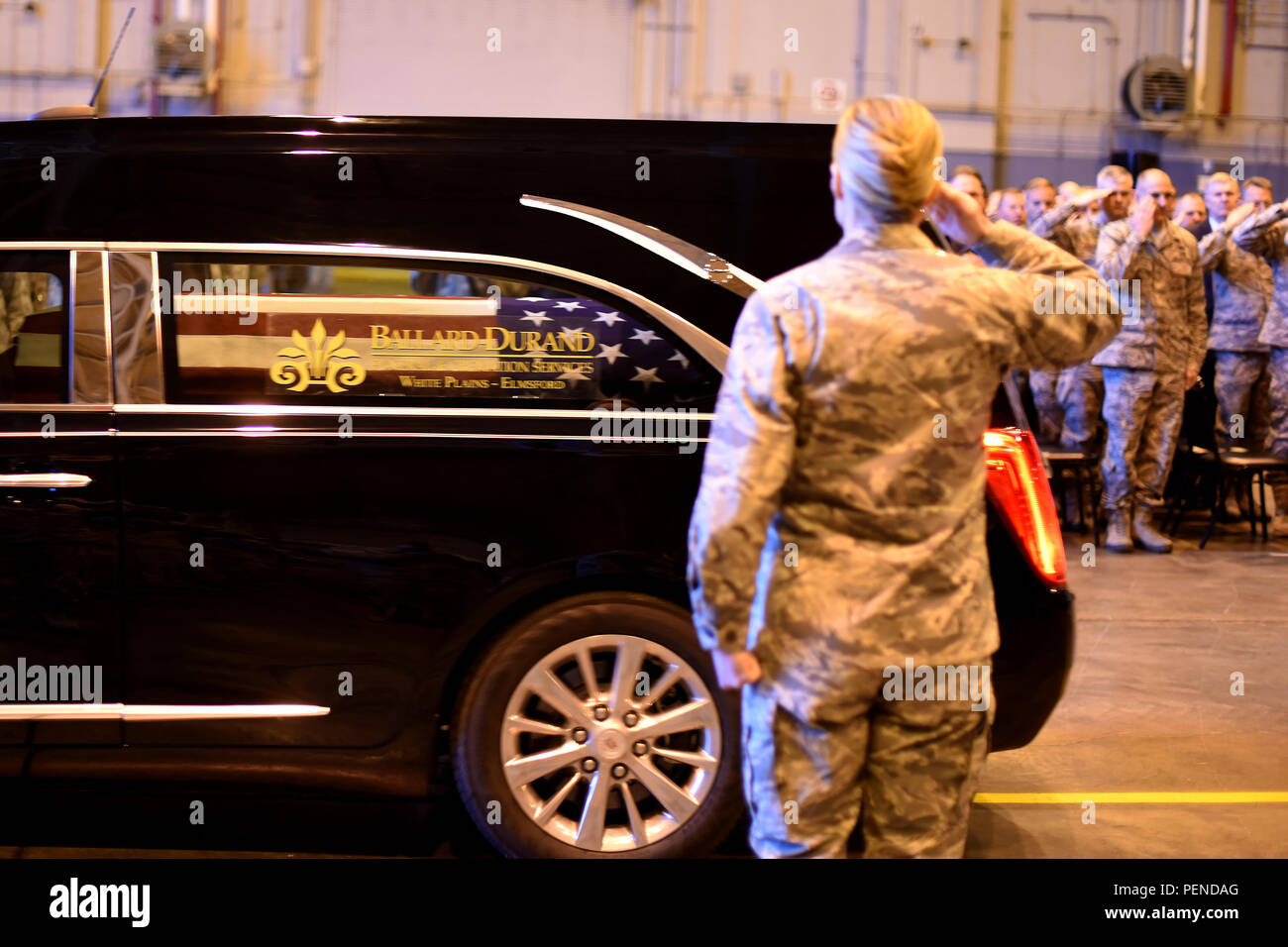 Membri del 105° Airlift Wing, con base a Stewart Air National Guard Base, Newburgh, N.Y., partecipare nella dignitosa cerimonia del trasferimento di tecnologia. Sgt. Joseph G. Lemm il 28 dicembre, 2015. Tech. Sgt. Lemm fu ucciso in azione mentre distribuito a Bagram Air Field, Afghanistan, il 21 dicembre, 2015. (U.S. Air National Guard foto di Tech. Sgt. Lee Guagenti/rilasciato) Foto Stock