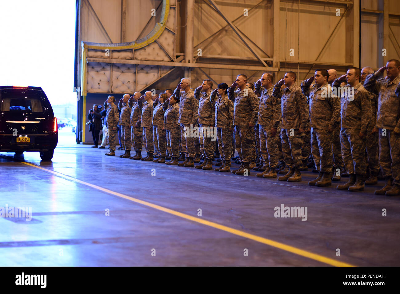 Membri del 105° Airlift Wing, con base a Stewart Air National Guard Base, Newburgh, N.Y., partecipare nella dignitosa cerimonia del trasferimento di tecnologia. Sgt. Joseph G. Lemm il 28 dicembre, 2015. Tech. Sgt. Lemm fu ucciso in azione mentre distribuito a Bagram Air Field, Afghanistan, il 21 dicembre, 2015. (U.S. Air National Guard foto di Tech. Sgt. Lee Guagenti/rilasciato) Foto Stock