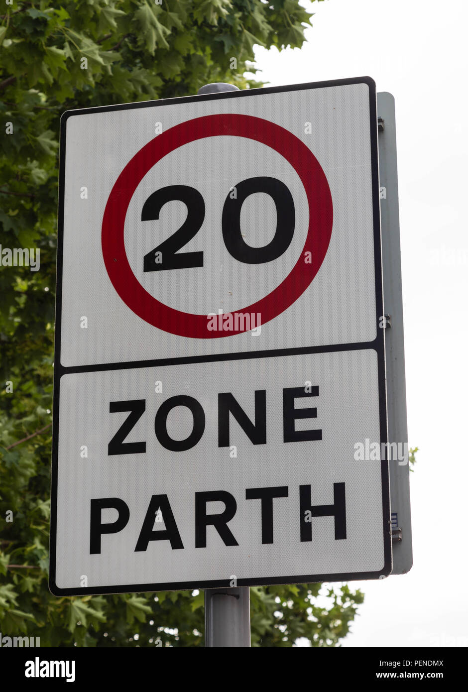 Bilingual street sign in inglese e gallese indicando un limite di velocità o parth di 20 miglia per ora Wrexham Galles Giugno 2018 Foto Stock