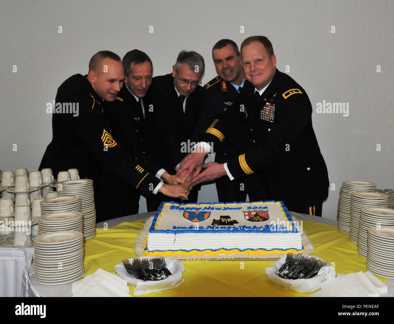 Il comando Sgt. Il Mag. Rodney Rhoades (sinistra), il ventunesimo Theatre supporto del comando arruolati senior leader; l esercito francese Lt. Gen. Dominque De Longvilliers, vice comandante della NATO di Allied Air Command; il dottor Klaus Weichel, sindaco di Kaiserslautern; Bundeswehr Brig. Gen. Gerald Funke dell'esercito tedesco logistica il comando; e il Mag. Gen. Duane Gamble, XXI TSC comandante generale, tagliare il nuovo anno di torta con un militare di saber durante il 2016 XXI TSC Nuovo Anno di Reception tenuto 8 Gennaio al Vogelweh complesso militare. Circa 300 U.S., tedesco e la NATO i leader militari e civili e gli ospiti partici Foto Stock