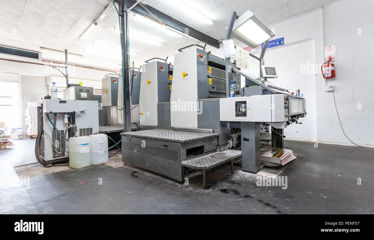 Johannesburg, Sud Africa, 26 Marzo - 2017: la stampa litografica a macchina in un laboratorio di stampa. Foto Stock