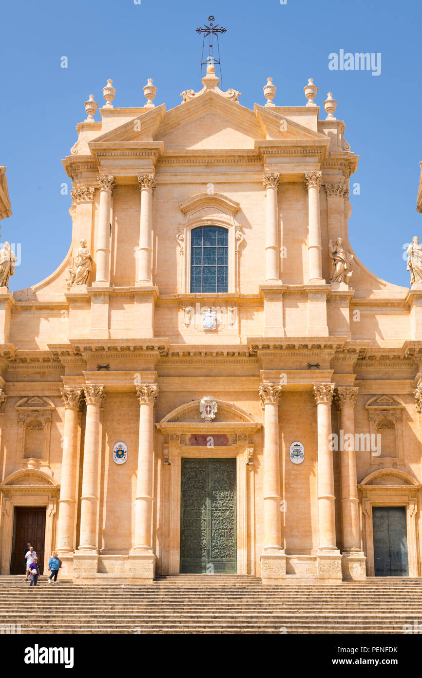 Italia Sicilia antica Netum Noto Antica Monte Alveria ricostruita dopo il terremoto del 1693 facciata barocca cattedrale Duomo costruito 1776 San Nicolo cross Foto Stock