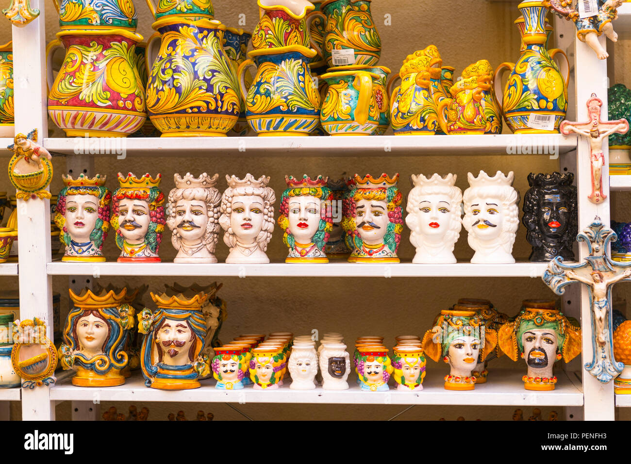 Italia Sicilia antica Netum Noto Antica Monte Alveria 1693 ripiani display tradizionale siciliano di arte ceramica leggenda amante respinto testa decapitata Foto Stock