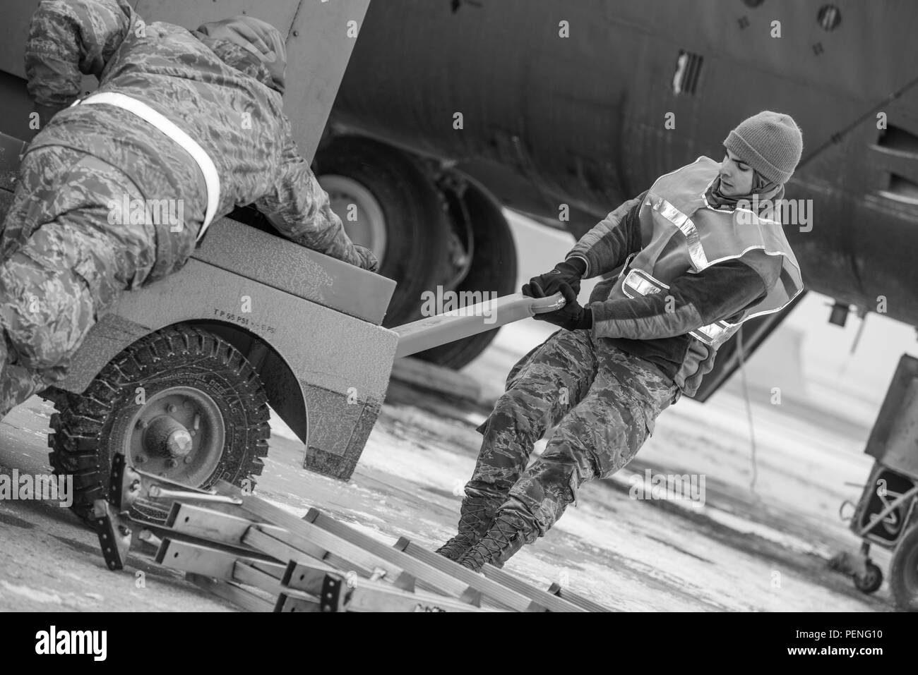 Avieri dal 5° Ala bomba lavorare insieme sulla linea volo per il lancio di aeromobili a Minot Air Force Base, N.D., 21 dicembre 2015. Bombardiere aviatori lavorare intorno all'orologio in tutte le condizioni atmosferiche per fornire B-52H Stratofortress firepower on demand. (U.S. Air Force foto/Airman 1. Classe J.T. Armstrong) Foto Stock