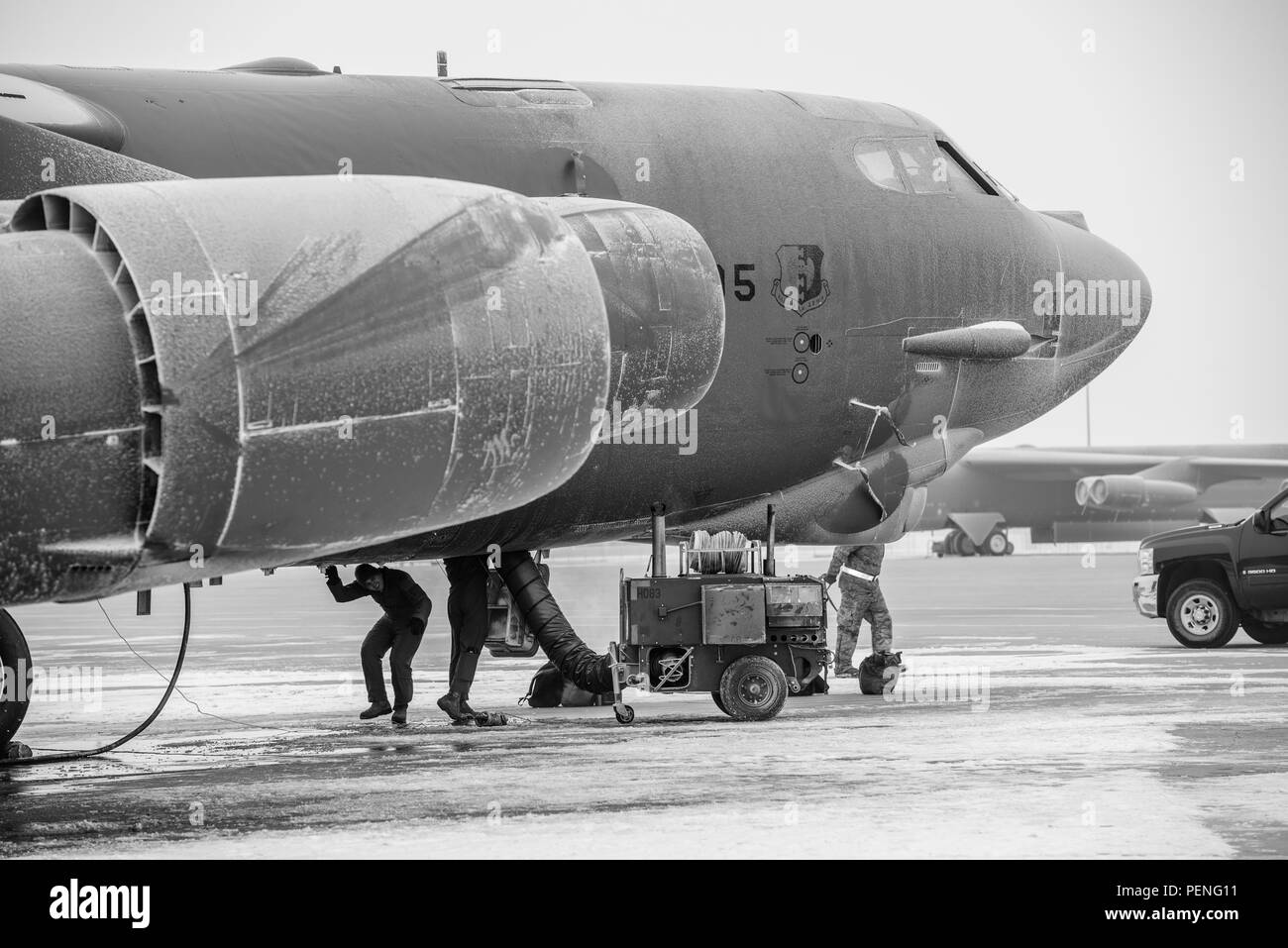Avieri dal 5° Ala bomba lavorare insieme sulla linea volo per il lancio di aeromobili a Minot Air Force Base, N.D., 21 dicembre 2015. Bombardiere aviatori lavorare intorno all'orologio in tutte le condizioni atmosferiche per fornire B-52H Stratofortress firepower on demand. (U.S. Air Force foto/Airman 1. Classe J.T. Armstrong) Foto Stock