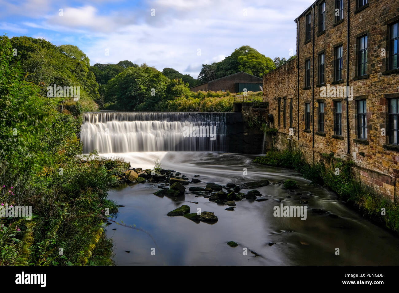 La weir a Roach ponte sul fiume in Darwen Lancashire Foto Stock