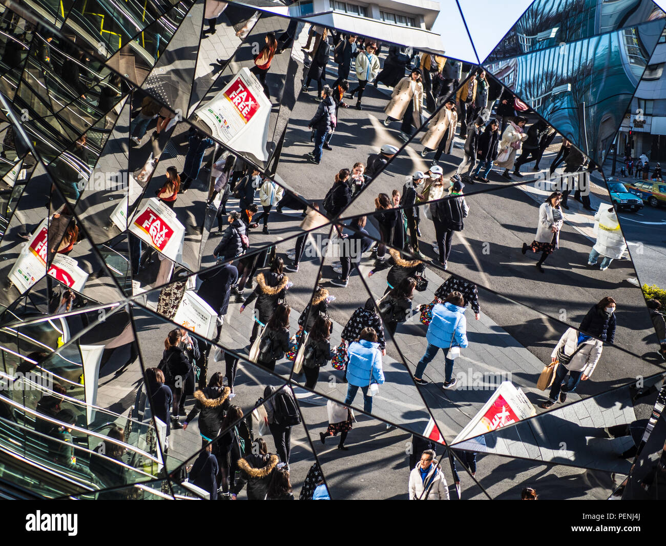 Tokyu Plaza Omotesando Harajuku entrata a specchio riflette una vista frammentaria della strada esterna - Architetto Hiroshi Nakamura Foto Stock