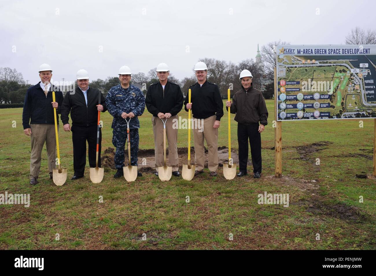 NORFOLK, Virginia (dec. n. 22, 2015) - Massa è stato rotto a bordo Naval Station Norfolk su M-area project, Dic 22, 2015. Comandante della regione marina Mid-Atlantic Adm posteriore. Rick Williamson, centro-destra e Naval Station Norfolk Comandante Capt. Doug Beaver, secondo da destra, uniti ad altri durante la cerimonia rivoluzionaria. Quando completo, esso sarà dotato di un mezzo miglio ad anello chiuso in funzione trail con superficie gommata, un multi-stazione area di esercizio, picnic pavilion, parco giochi, fossa di pallavolo, pallacanestro, cavalcate, bagno impianto e quattro buche di zona. I lavori della prima fase (r Foto Stock