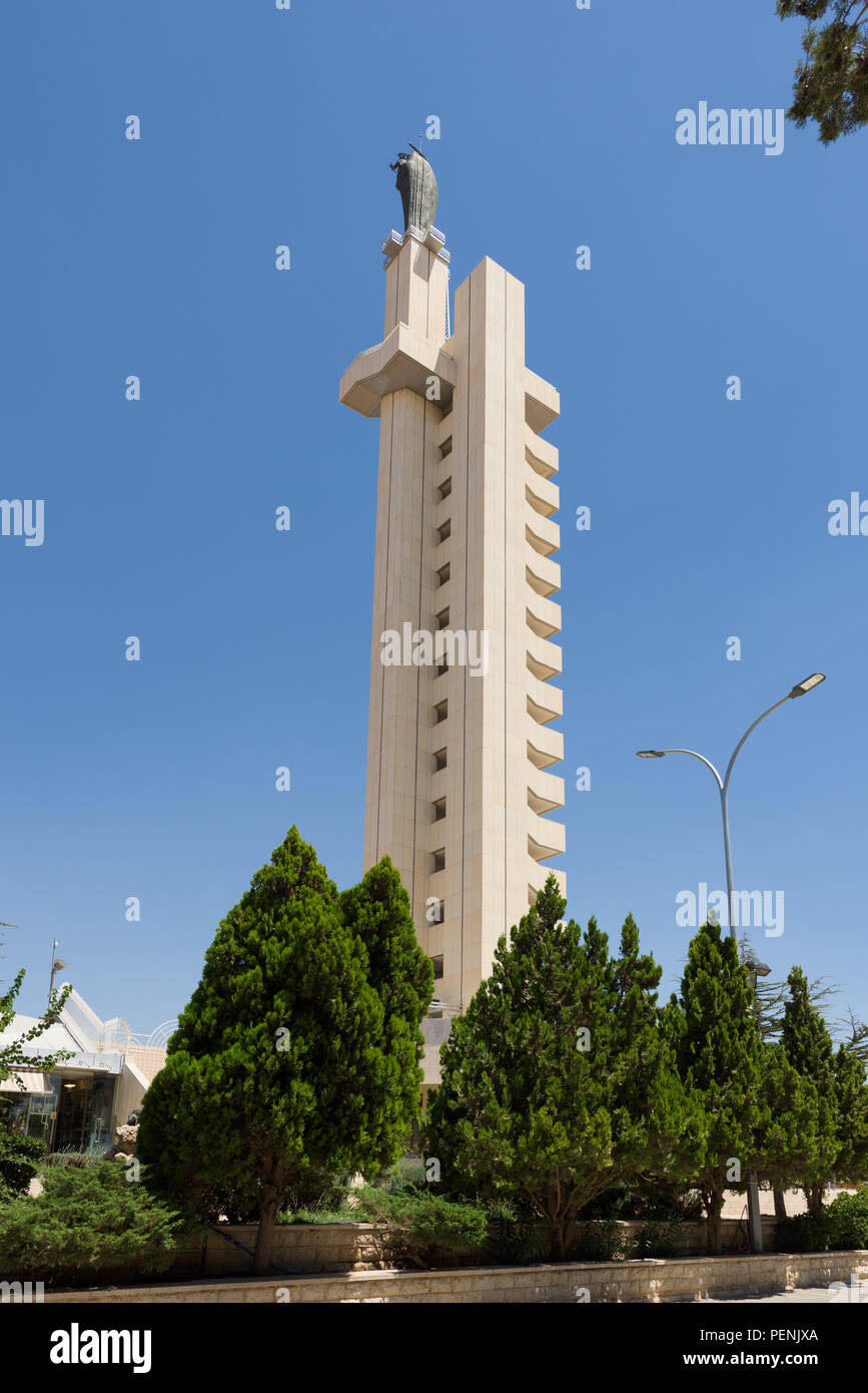 Torre campanaria e il piedistallo di Nostra Signora della Bekaa chiesa, con statua in bronzo della Vergine Maria, in Zahlé, Libano. Foto Stock