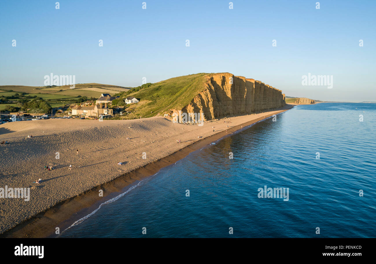 Immagine drone di caldo della spiaggia e scogliere in West Bay Dorset durante il crepuscolo. Foto Stock