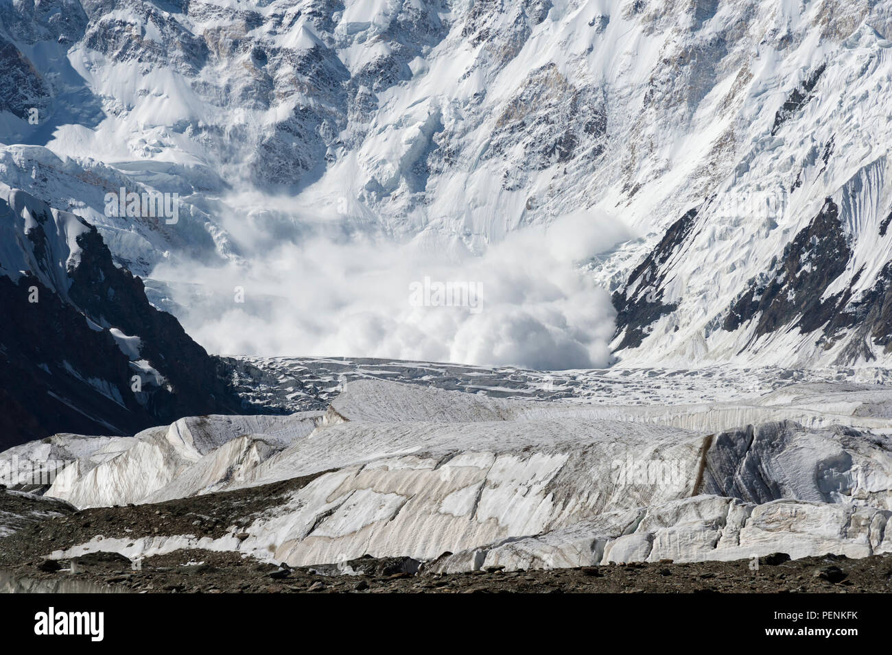 Valanga che verso il basso vicino al Campo Base, Pabeda-Khan Tengry massiccio del ghiacciaio, Tien Shan Centrale Mountain Range, la frontiera del Kirghizistan e Cina, Kirghizistan, Foto Stock