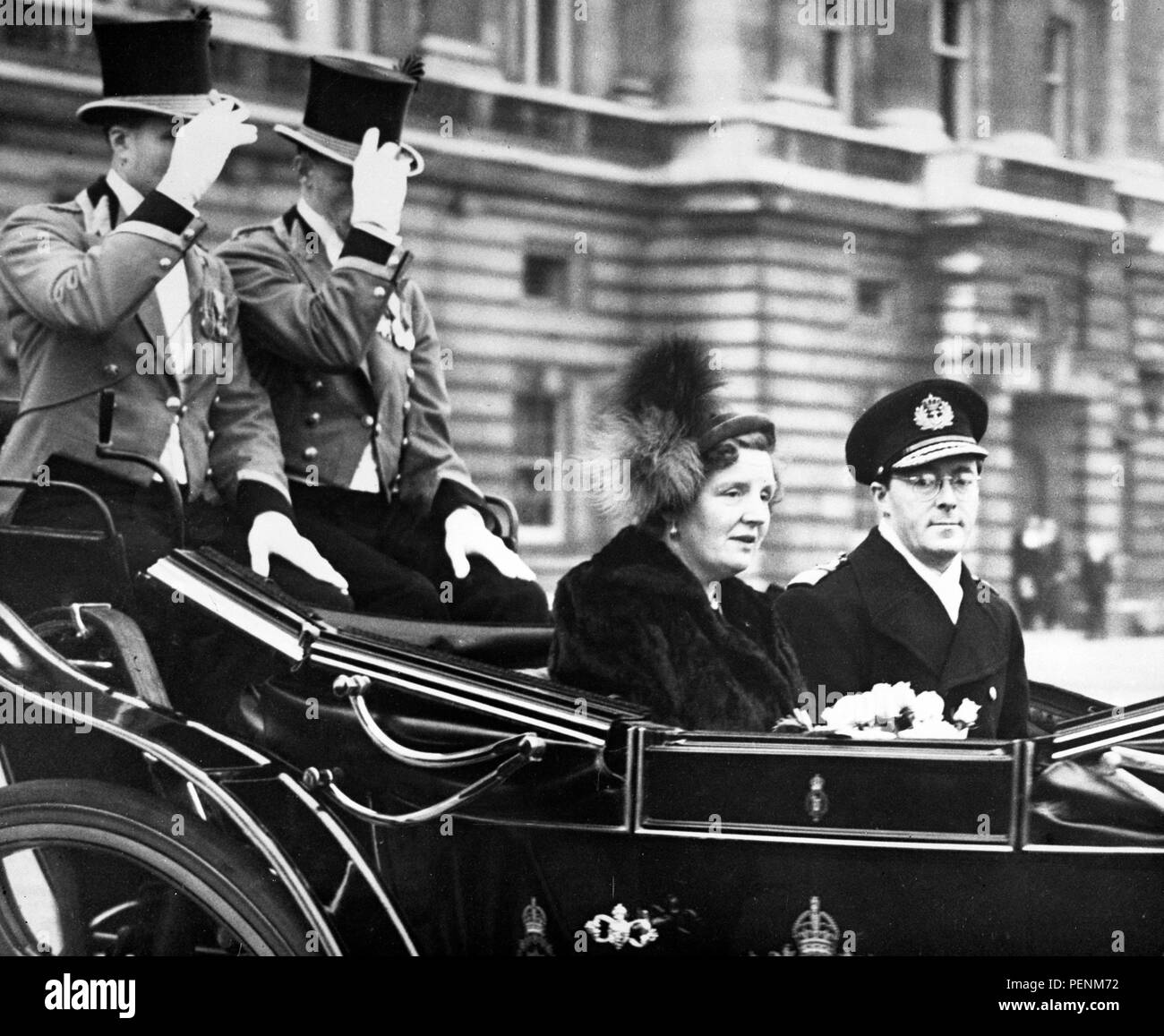 Regina Juliana e il Principe Barnhard dei Paesi Bassi lasciando Buckingham Palace in un aperto del carrello per la Guildhall durante la loro visita di Stato nel Regno Unito. Foto Stock