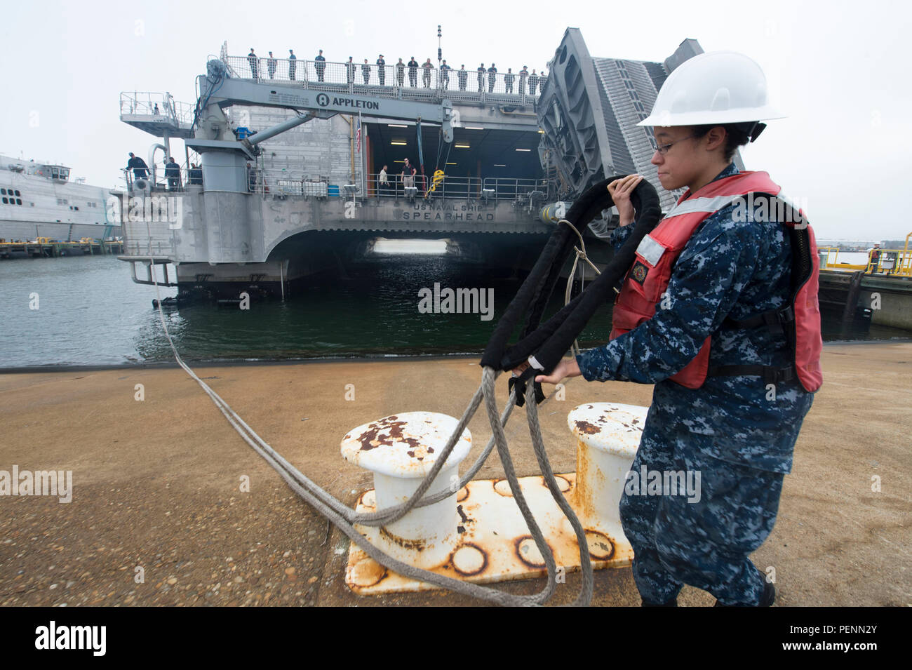 151230-N-BL607-071 Virginia Beach, Va. (dec. n. 30, 2015) Quartermaster marinaio Deamber Tommaso da San Francisco, rilascia la poppa linea di ormeggio dei militari di comando Sealift expeditionary fast-nave da trasporto USNS Spearhead (T-EPF 1). Punta di diamante è programmato per distribuire la U.S. Sesta flotta area di operazioni a sostegno della collaborazione internazionali di costruzione di capacità del programma di Partenariato Africa Stazione e relativi esercizi. (U.S. Foto di Marina di Massa lo specialista di comunicazione 2a classe William Jenkins/rilasciato) Foto Stock