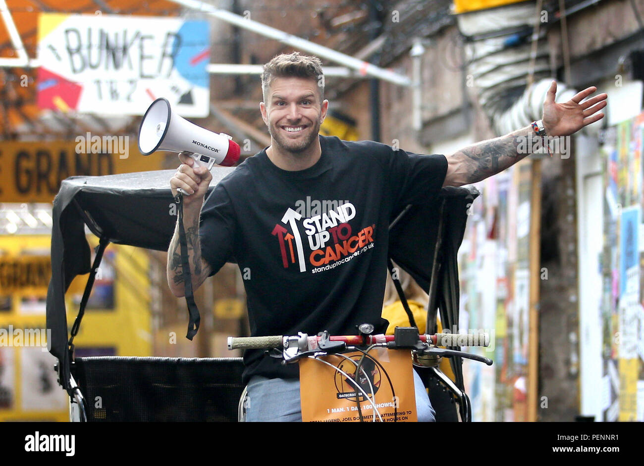 Il comico Joel Dommett set fuori dall'Pleasance Grand, Edimburgo, su un rickshaw a gatecrash 100 Edinburgh Fringe mostra in ventiquattro ore per diffondere la parola circa il suo stand fino al cancro fundraising spettacolo al Festival di Edimburgo. Foto Stock