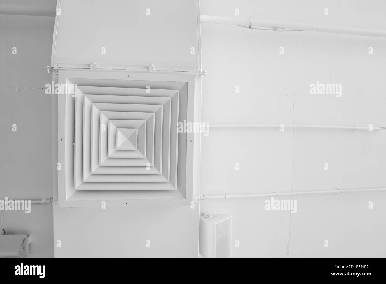 Sistema di ventilazione sul soffitto di edifici di grandi dimensioni. Tubi di ventilazione in color argento per il materiale di isolamento che pendevano dal soffitto all'interno di edificio di nuova costruzione Foto Stock Sistema di ventilazione sul soffitto di edifici di grandi dimensioni. Tubi di ventilazione in color argento per il materiale di isolamento che pendevano dal soffitto all'interno di edificio di nuova costruzione Foto Stock
