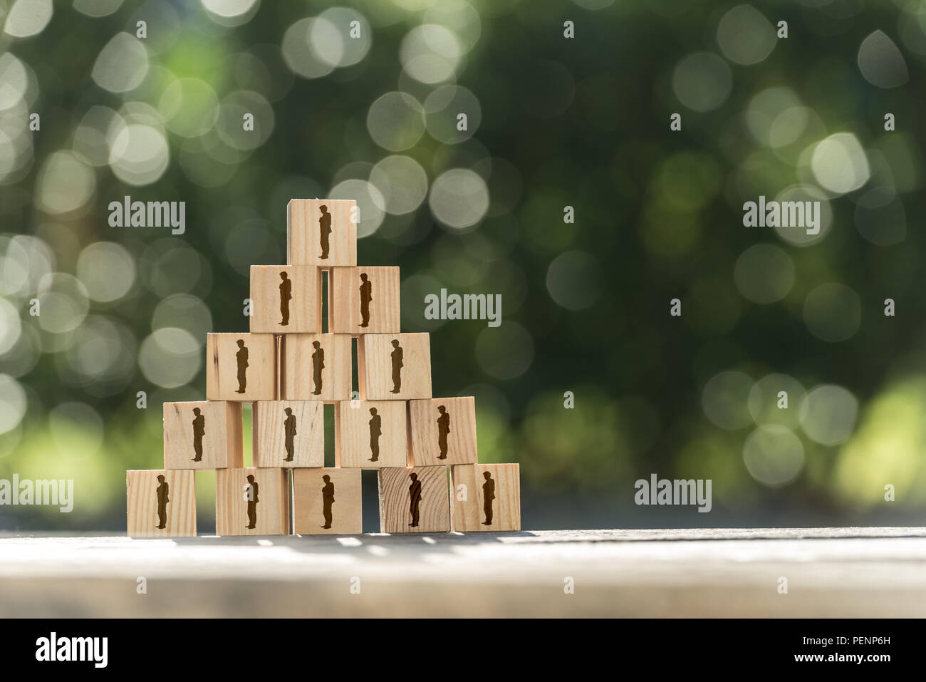 La piramide del giocattolo dei blocchi di legno con le icone di umano di un imprenditore concettuale del struttura di gestione risorse umane, gerarchia aziendale, il lavoro di squadra e e Foto Stock