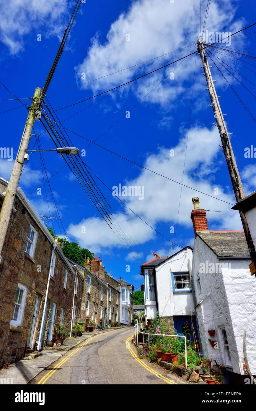 I fili del telegrafo in mousehole,Cornwall,l'Inghilterra,UK Foto Stock