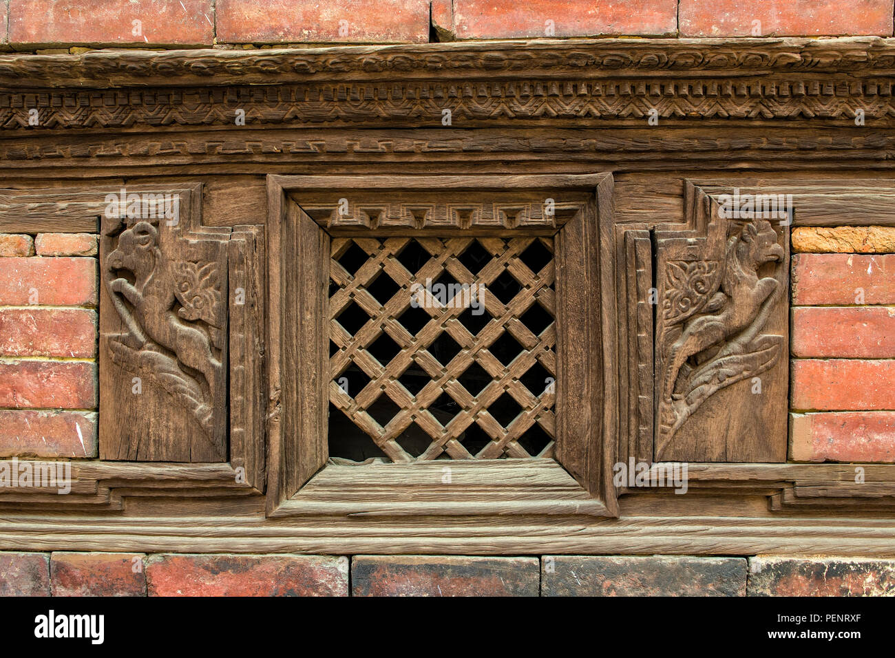 Artigianato nepalese e architettura di Basantapur Durbar a Kathmandu Durbar Square, Nepal - Basantapur Durbar chiamato anche Nau-talle Durbar fu costruito da K Foto Stock