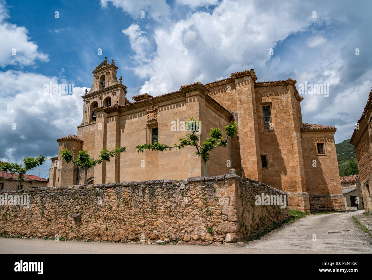 Chiesa di Santa Maria in Puente Arenas village, Castiglia e Leon, Spagna Foto Stock