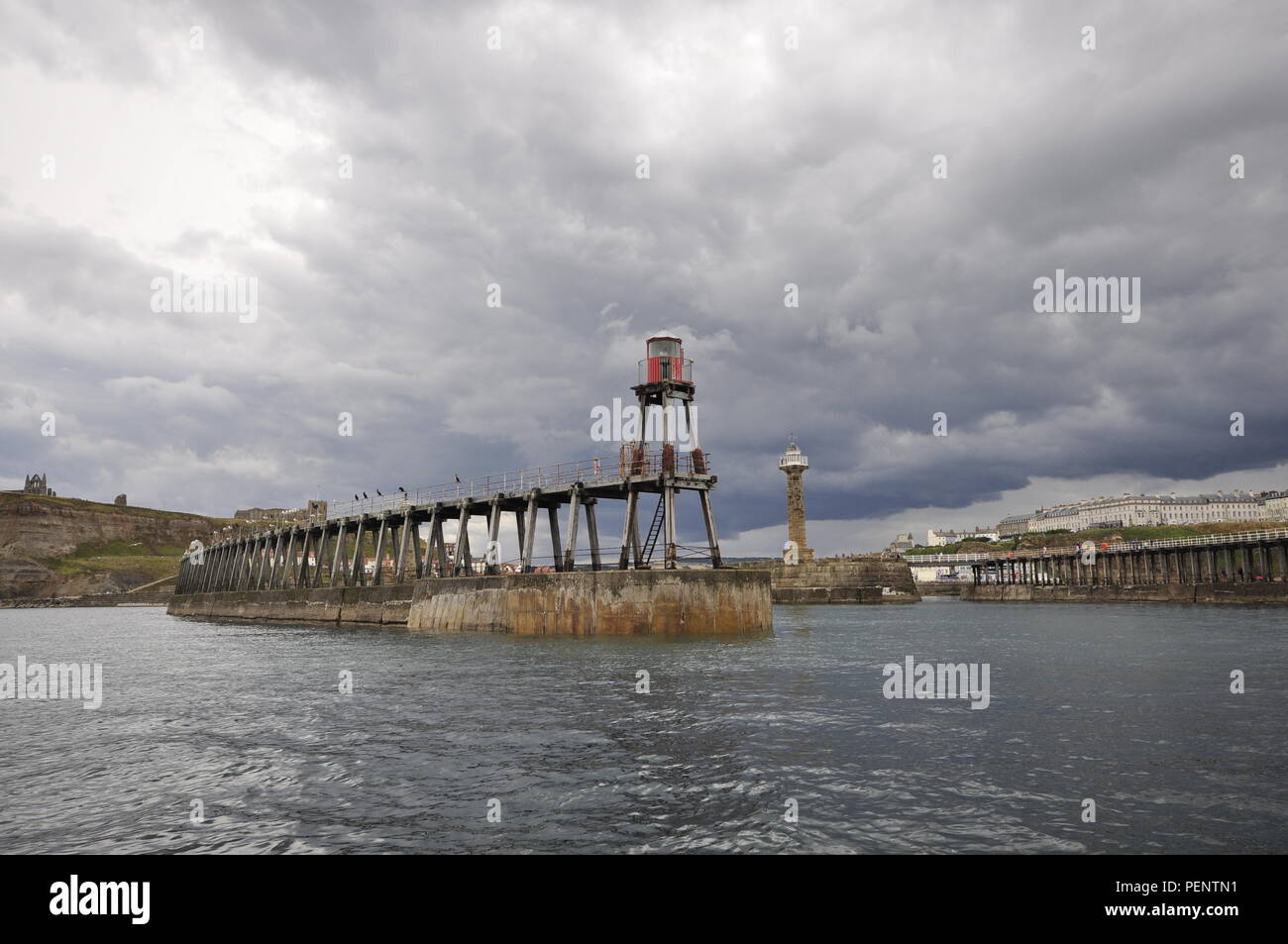 A est del molo, Whitby, North Yorkshire, Inghilterra, Regno Unito Foto Stock