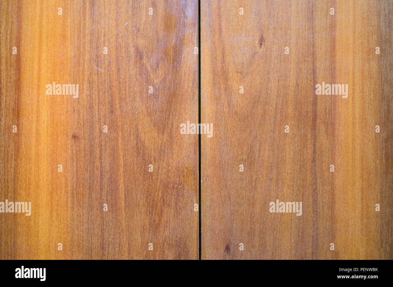 Book-Matched pannelli di legno dello sfondo. Giunti di rifinitura decorativa da pannelli di legno su interni ed esterni di pareti o facciate di cucina. Specchio P corrispondenti Foto Stock