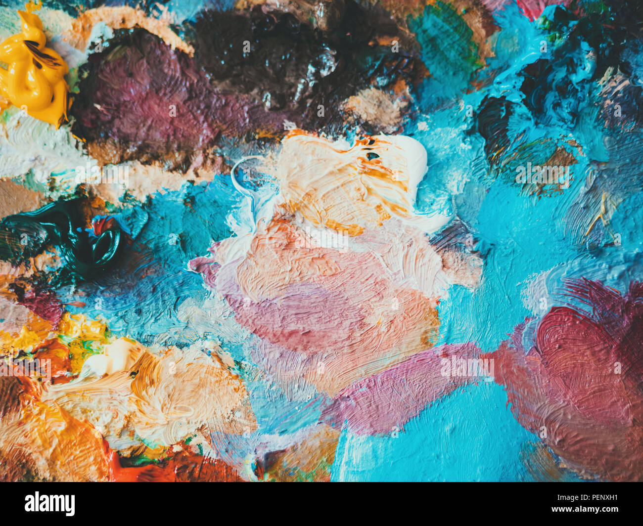 Artisti variopinti colori a olio su palette in legno o tela. Close up  abstract background. Il concetto di arte Foto stock - Alamy
