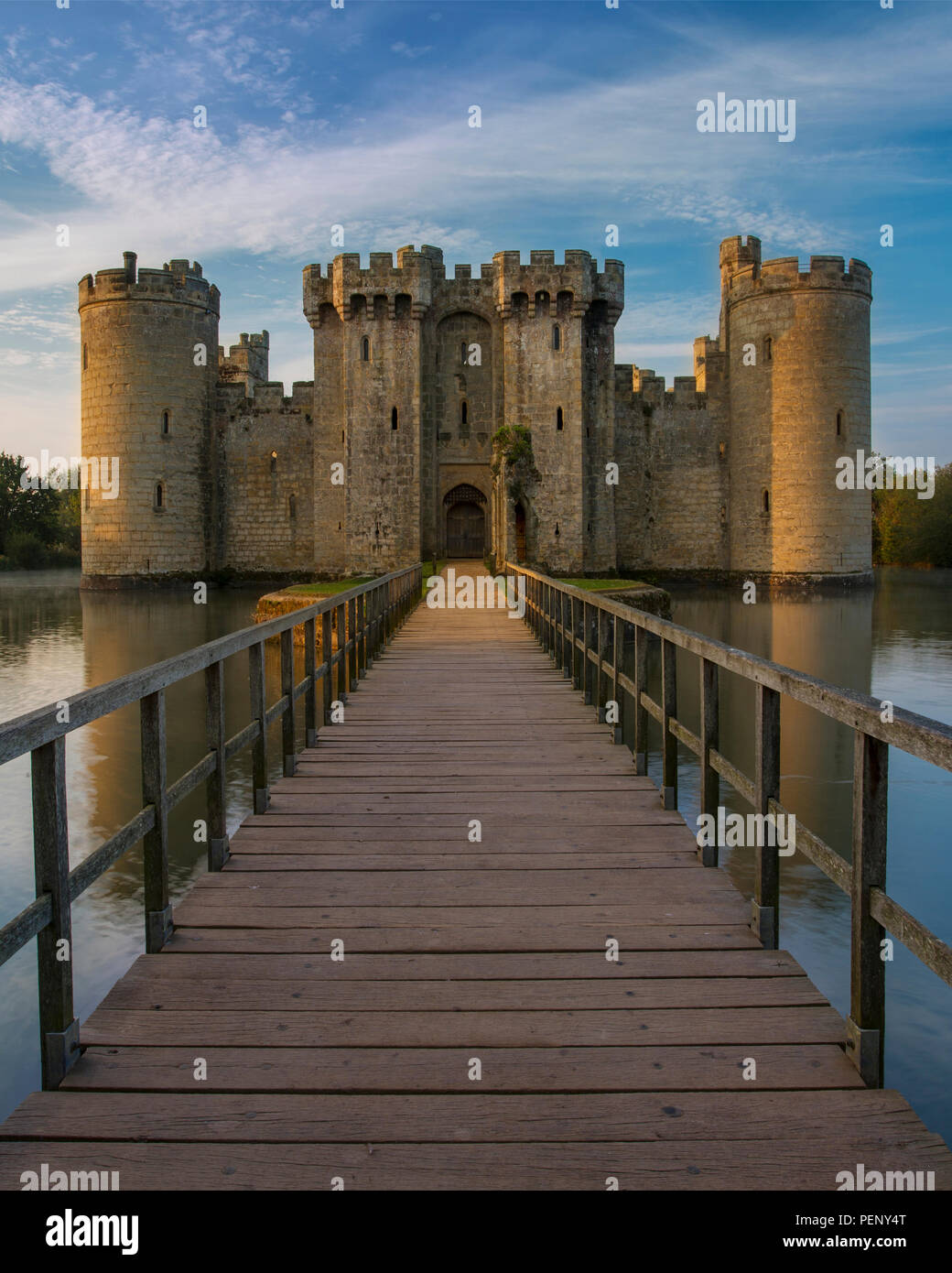 Alba al Castello Bodiam (costruito 1395), Bodiam, Weston-super-Mare, East Sussex, Inghilterra Foto Stock
