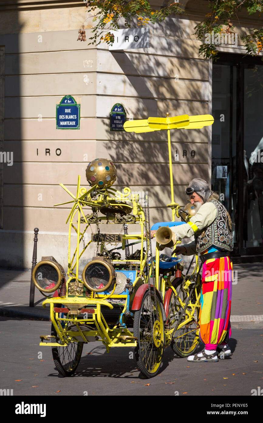 Carattere vivace riparando il suo Music-Playing Rickshaw Taxi aggeggio, Marais, Parigi, Francia Foto Stock