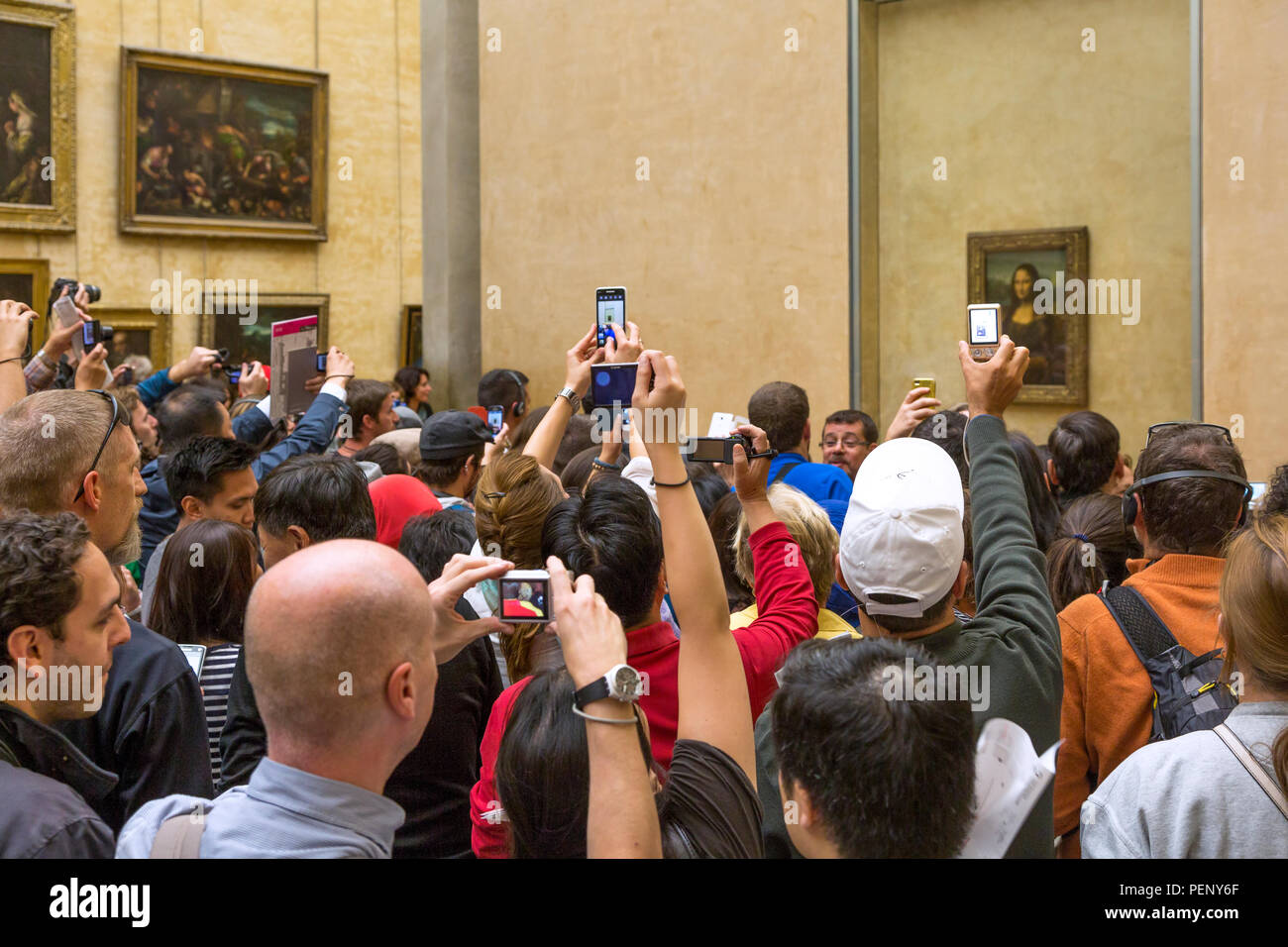 La folla che circonda la Mona Lisa di pittura, Musee du Louvre, Parigi, Francia Foto Stock
