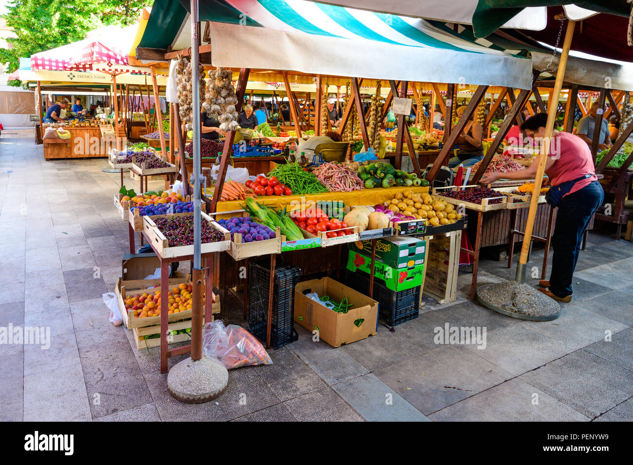 Zadar - 3 Luglio 2018: i produttori locali e i commercianti che offre prodotti locali freschi coltivati frutta e verdura del mercato. A causa buone condizioni climatiche a varie Foto Stock