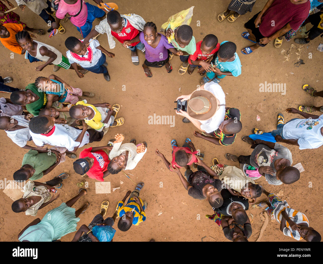 Immagine aerea di bambini il pompaggio di acqua in una scuola di Ganta, Liberia Foto Stock