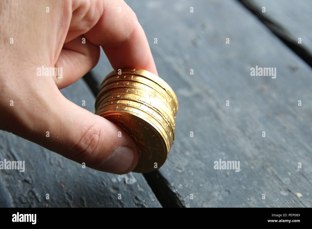 Imprenditore trattiene le monete d'oro. Business il concetto di profitto. Foto Stock