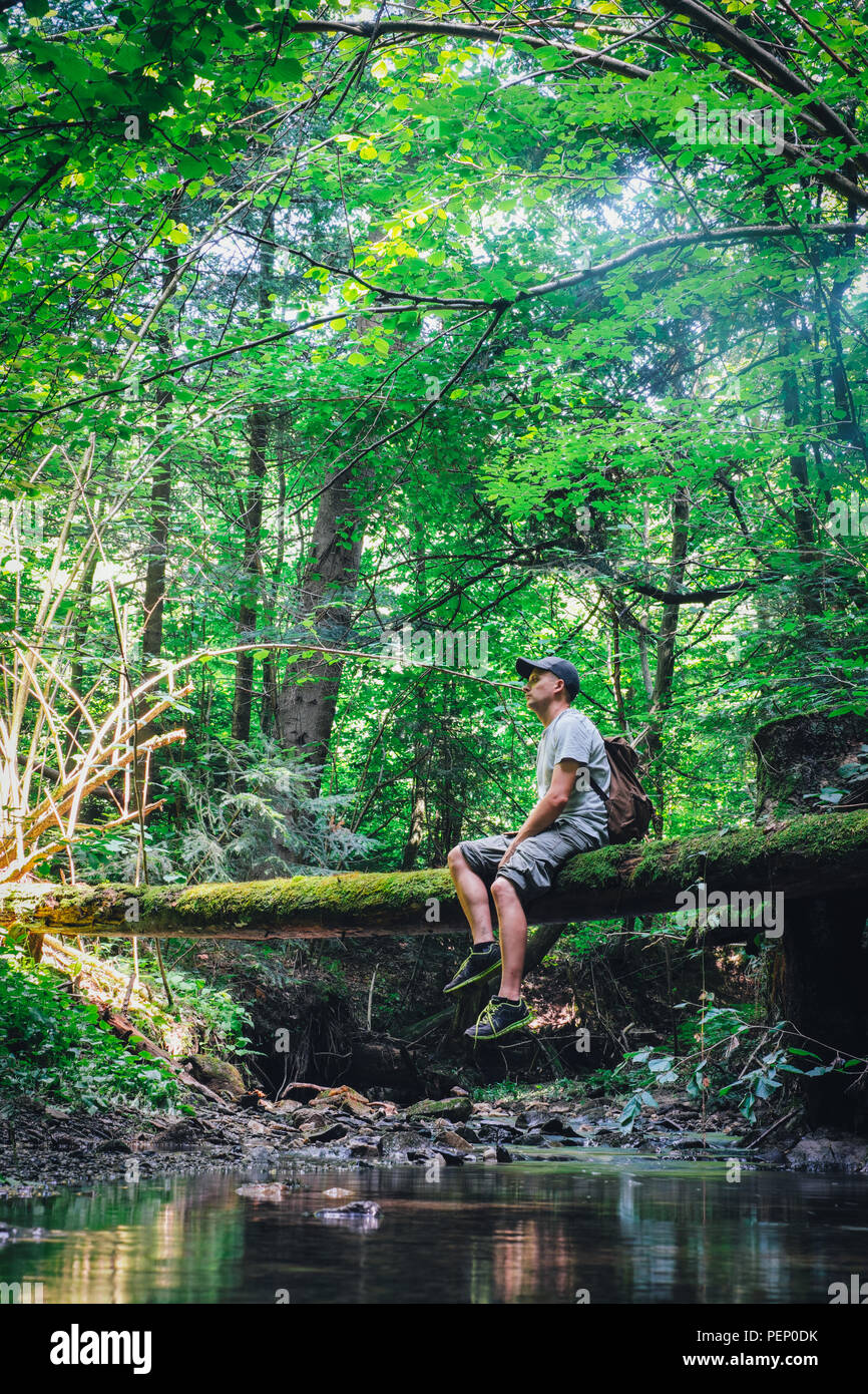 Da solo uomo nel bosco selvatico Foto Stock