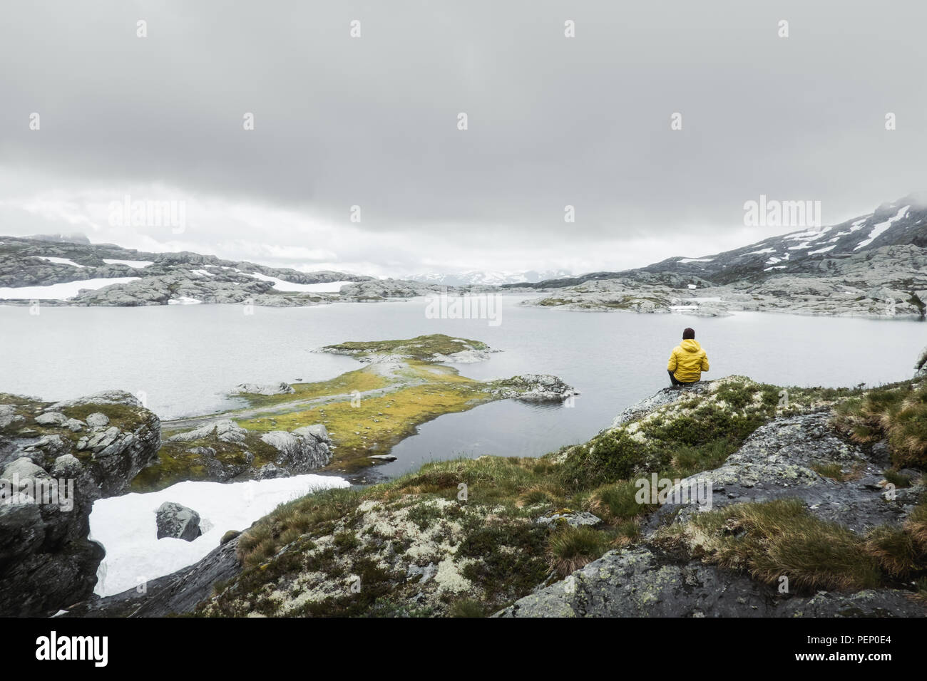 Tipico paesaggio norvegese con montagne innevate Foto Stock