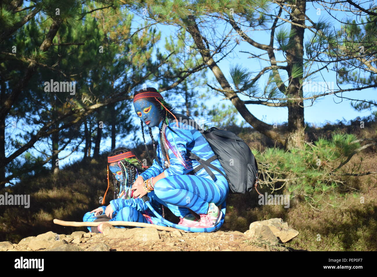 Due giovani ragazze avatar Keytiri e Feytiri arrivando a mt. Ulap e roaming in tutta la fitta foresta di pini al Ampucao Sta. Fe creste. Foto Stock