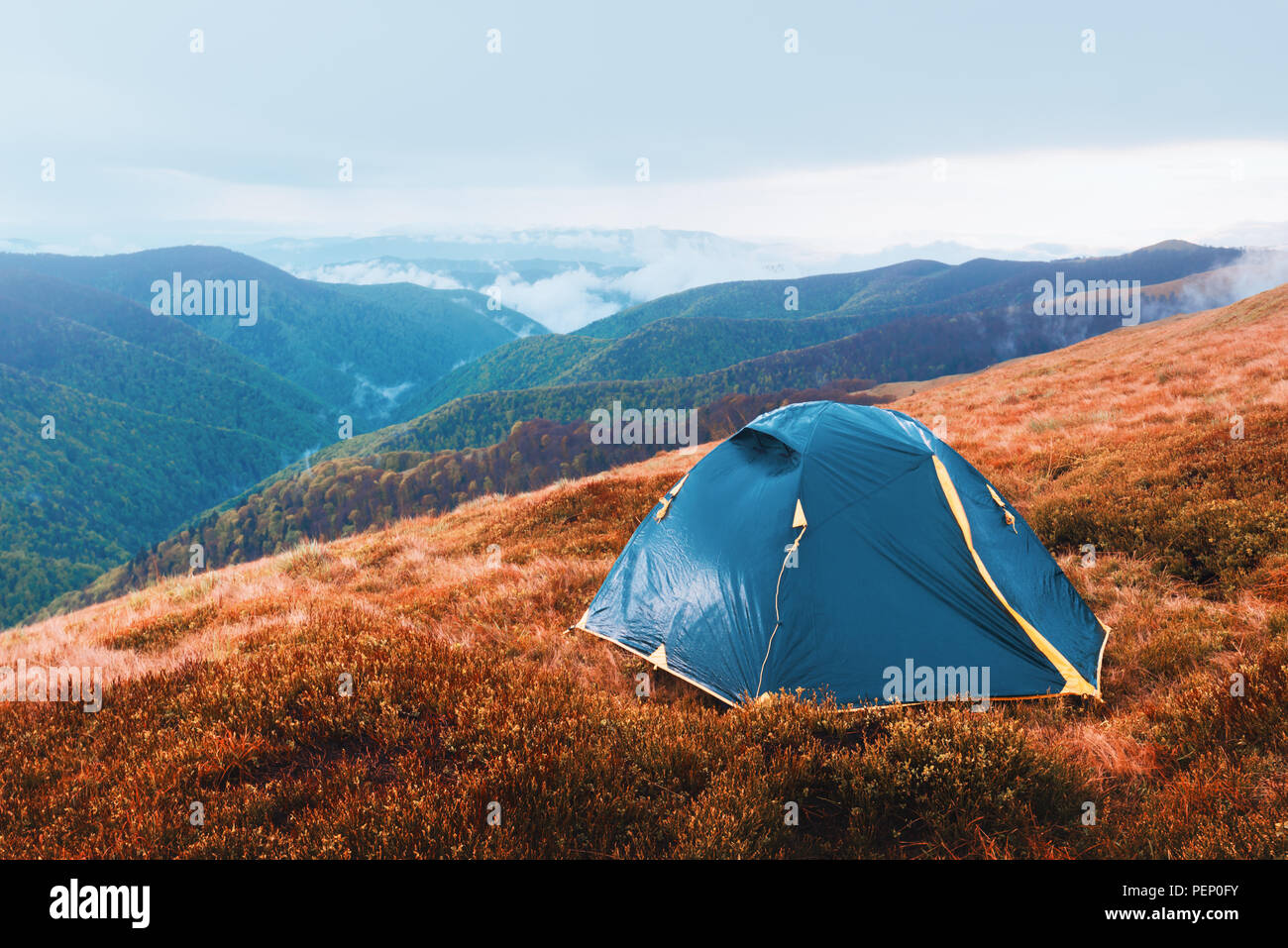 Tenda sulle montagne di autunno Foto Stock