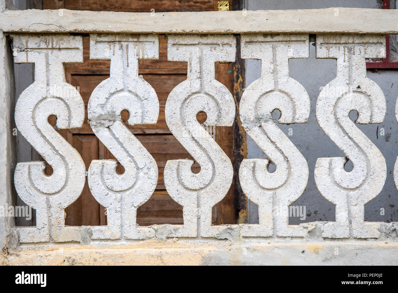 Un recinto di pietra è progettato come segni di dollaro in Ganta, Liberia Foto Stock