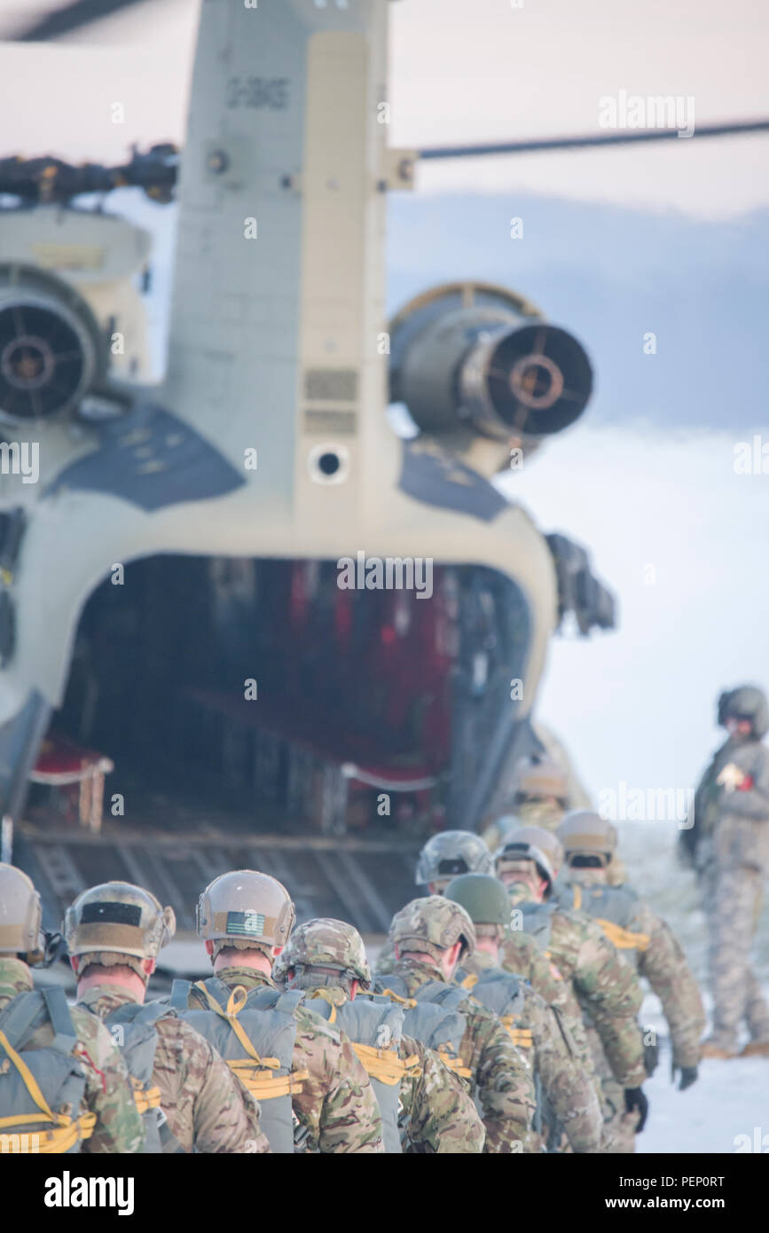 Stati Uniti Soldati con il primo battaglione decimo delle forze speciali Gruppo (Airborne) preparare per un salto da un CH-47 elicottero Chinook al Malmsheim Drop Zone, Germania, 20 gennaio, 2016. (U.S. Foto dell'esercito da Eric Steen/rilasciato) Foto Stock