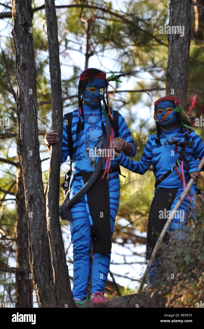 Due giovani ragazze avatar Keytiri e Feytiri arrivando a mt. Ulap e roaming in tutta la fitta foresta di pini al Ampucao Sta. Fe creste. Foto Stock